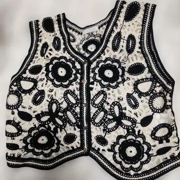 꽃무늬 레이스 자수 슬리브리스 베스트