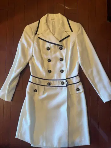 화이트 더블 브레스트 트렌치코트