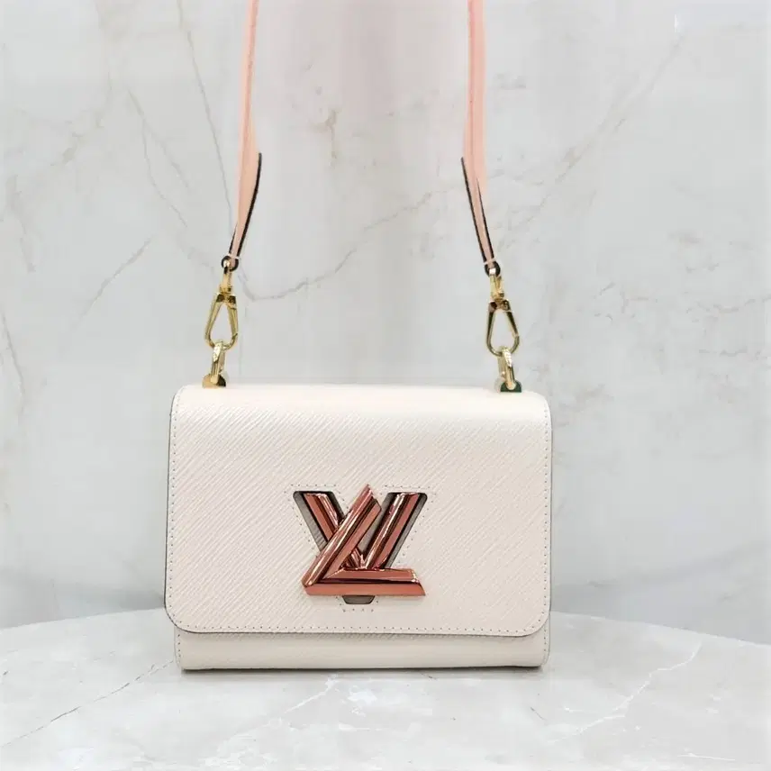 루이비통 LV 에피 트위스트 PM 그라디언트 토트 숄더백 M59687 사진 1