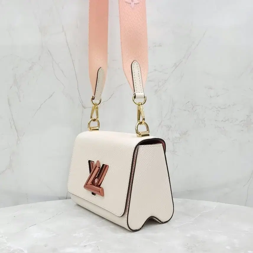 루이비통 LV 에피 트위스트 PM 그라디언트 토트 숄더백 M59687 사진 2