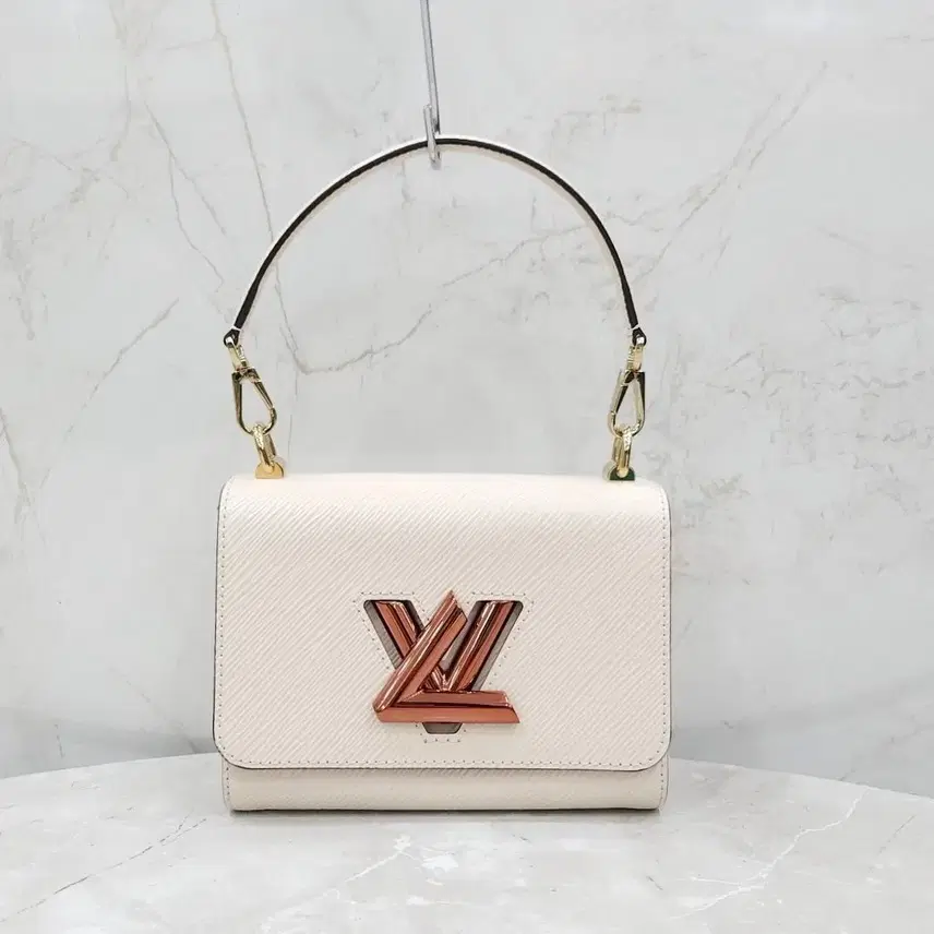 루이비통 LV 에피 트위스트 PM 그라디언트 토트 숄더백 M59687 사진 4