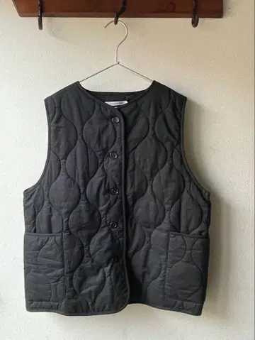 SUN VALLEY 코튼 로운 솜 퀼팅 베스트 블랙