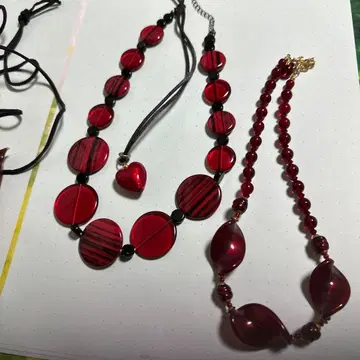 빨간색 비즈 목걸이와 액세서리 세트