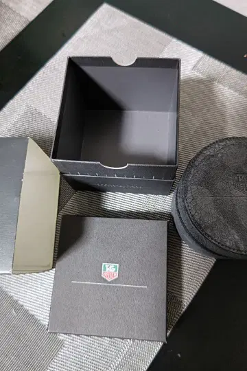 태그 호이어 시계 케이스 그레이