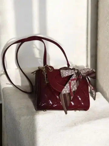 와인 레드 숄더백 리본 포함