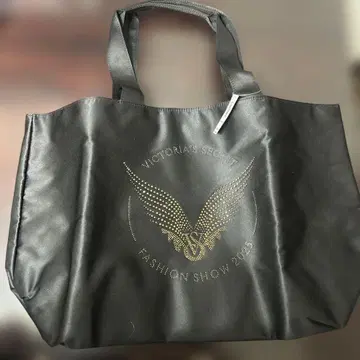 빅토리아 시크릿 토트백 패션쇼 2025