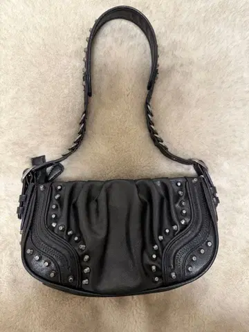 스터드 장식 블랙 숄더백