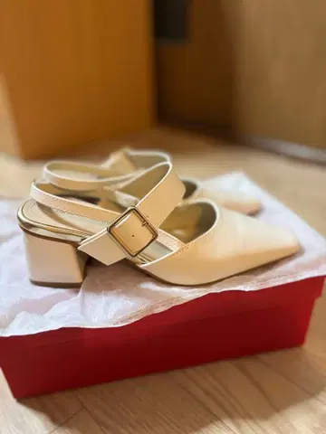 백 스트랩 힐 펌프스 아이보리 ORiental TRaffic