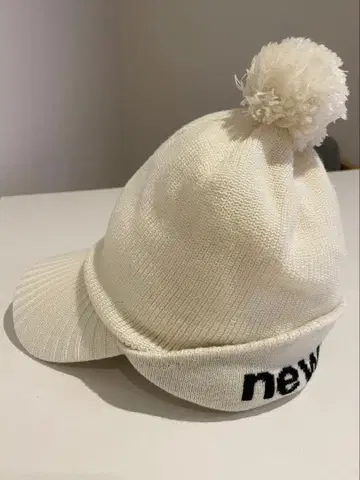 뉴발란스 폼폼 포함 니트 캡