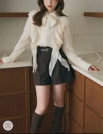 rienda 벨트 부착 핀턱 숏팬츠