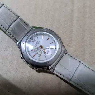 작동품. 실버 아날로그 전파 솔라 손목시계 화이트 다이얼