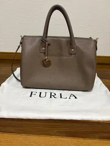 FURLA 베이지 가죽 핸드백