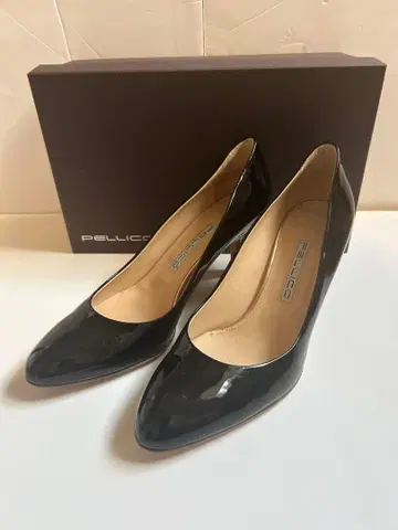 PELLICO 펠리코 블랙 에나멜 펌프스 패턴트 레더 37