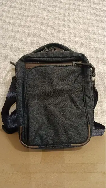 ace. 다크 그레이 숄더백