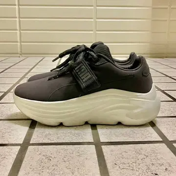 PUMA 다크 그레이 스니커즈 통굽