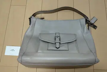 그레이 가죽 숄더백 플랩 포함