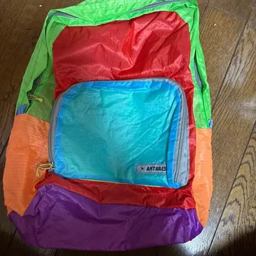 파라슈트 소재의 멀티 컬러 백팩