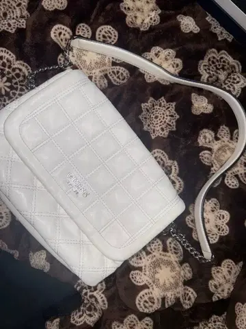 화이트 숄더백 GUESS ORIGINAL