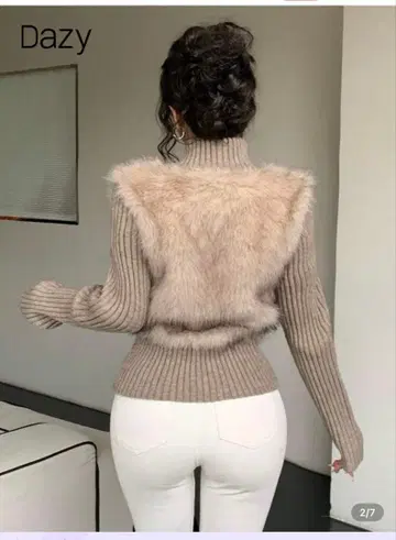 Dazy 퍼 달린 터틀넥 니트