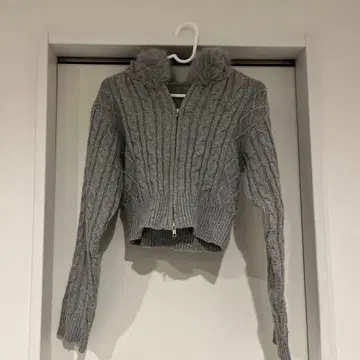 그레이 케이블 니트 크롭 스웨터