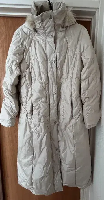 베이지 후드 부착 롱 다운 자켓