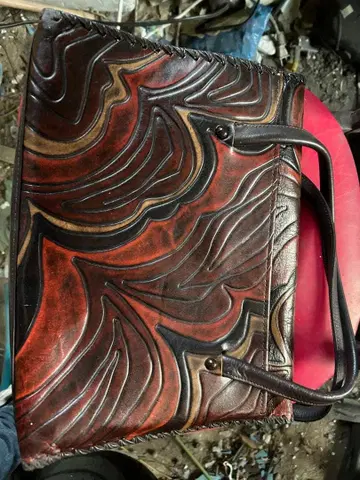 브라운 가죽 핸드백 토트백 입체 무늬