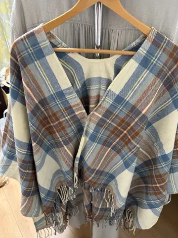 체크 무늬 프린지 달린 스톨