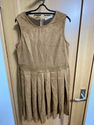 브라운 슬리브리스 원피스