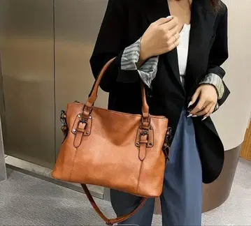 브라운 합성 피혁 숄더백