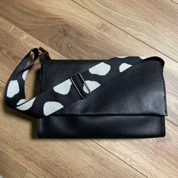 ear PAPILLONNER 패턴 와이드 테이프 숄더백