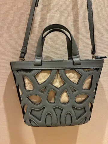 그레이 컷 아웃 디자인 숄더백