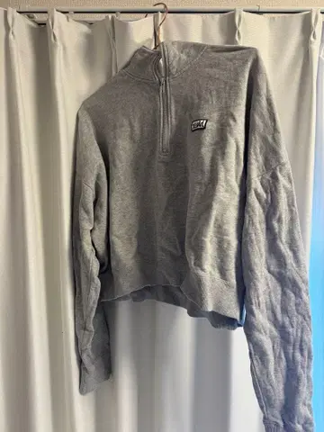 그레이 하프 지퍼 크롭 맨투맨