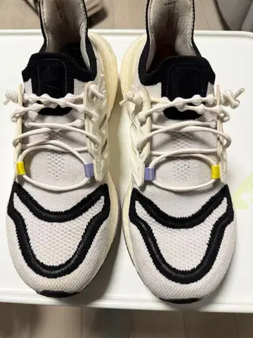 화이트/블랙 스포츠 스니커즈