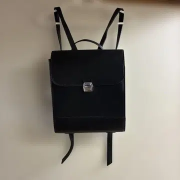 합성 피혁 플랩식 백팩 블랙