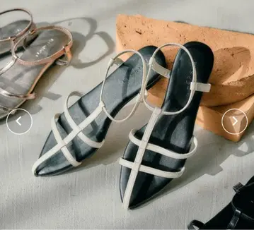 화이트 스트랩 플랫 밑창 샌들