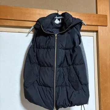 블랙 후드 부착 다운 베스트 골드 지퍼