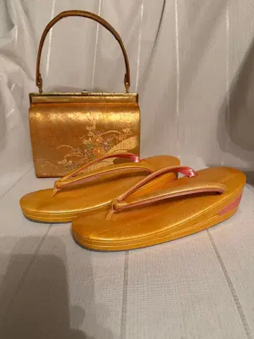 골드 컬러 통굽 조리 와 핸드백 세트