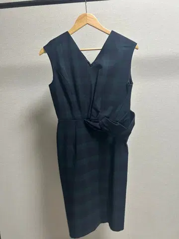 프리커 슬리브리스 무릎 기장 원피스