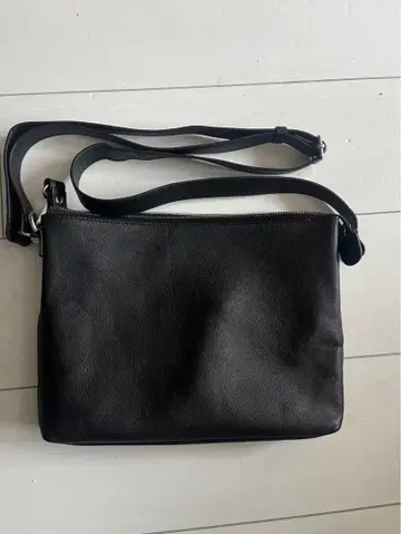 30000엔에 구매한 블랙 가죽 숄더백