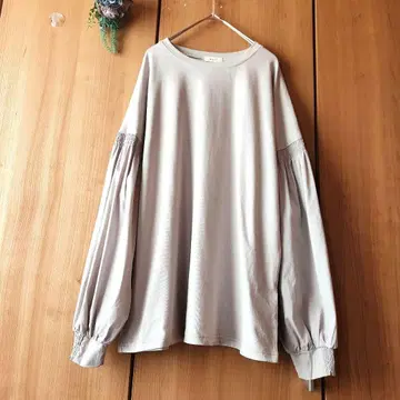 [ HUG.U 하그유 ] 개더 소매 절개 긴팔 블라우스 어른스러운 세련됨