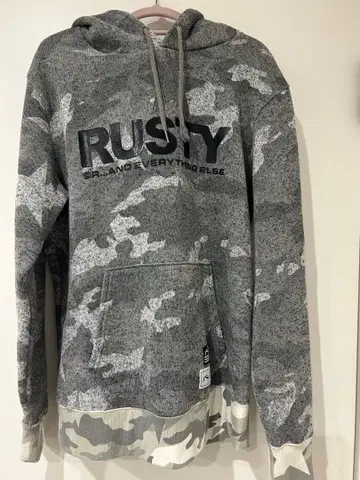 RUSTY 카모 패턴 플리스 후드티
