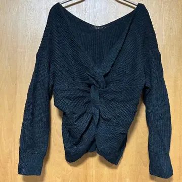 블랙 V넥 매듭 디자인 스웨터 꼬임 디자인 니트 멋짐