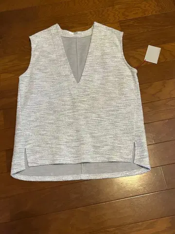 미사용 새상품 V넥 베스트