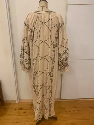 자수 들어간 베이지 롱 원피스