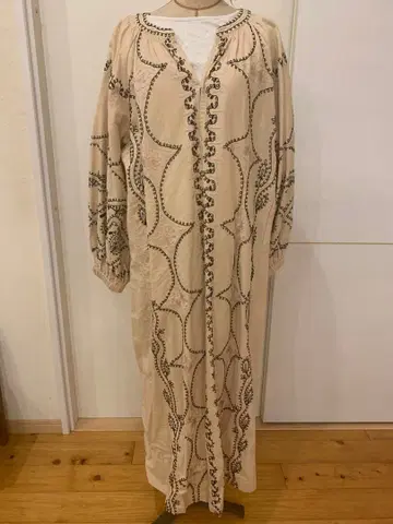 자수 들어간 베이지 롱 원피스