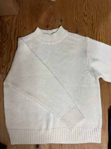 화이트 크루넥 니트 스웨터