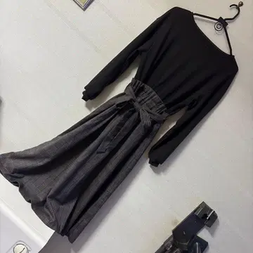 오프숄더 롱 원피스인데, 하이웨스트로 스커트를 입은 것 같아