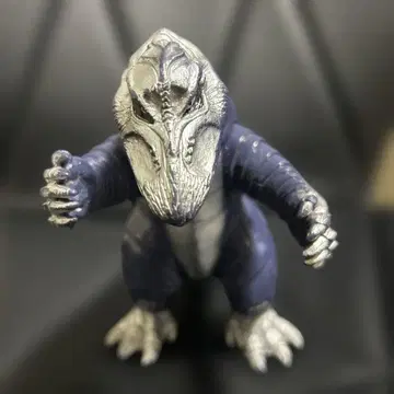 보라색과 은색의 괴수 피규어 테레스돈 울트라맨 파워드