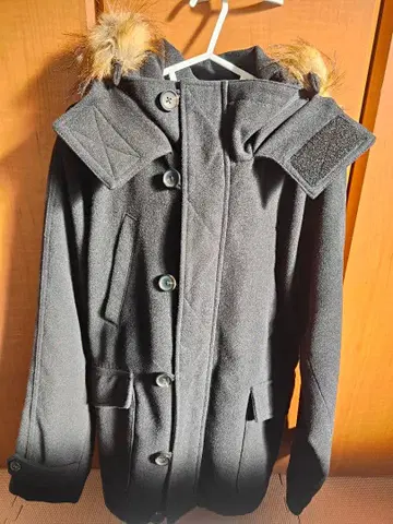 퍼 달린 블랙 피 코트