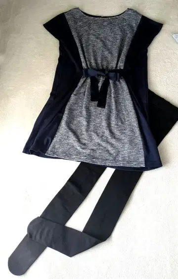 [한치] 리본 포함 그레이와 네이비의 미니 원피스